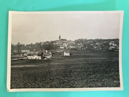 Aeschi mit Niesen, Dorflandschaft mit Kirche