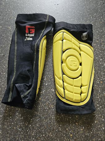 G-Form Skin Guards Gr M Schwarz/Gelb Schienbeinschoner 
