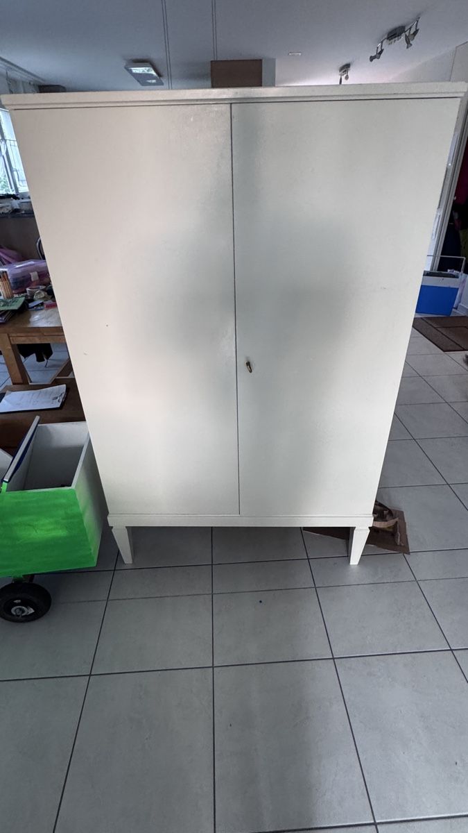Schränke: Echtholzschrank abschliessbar – Gebraucht aus Feuerthalen von Little.in.the.middle