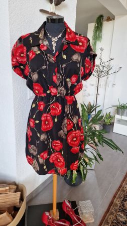 Schönes Kleid mit roten Blumen NEU