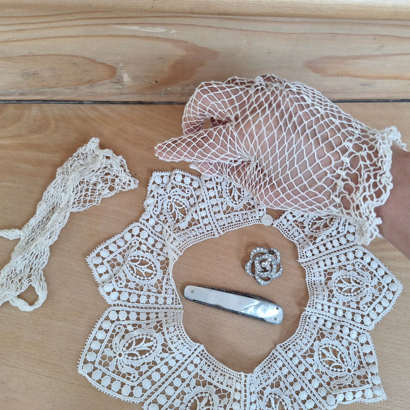 Altri gioielli: Spitzenkragen, Perlmuttsackmesser, Häkelhandschuhe, Brosche – Usato da Winterthur venduto da ric_rl7n 1