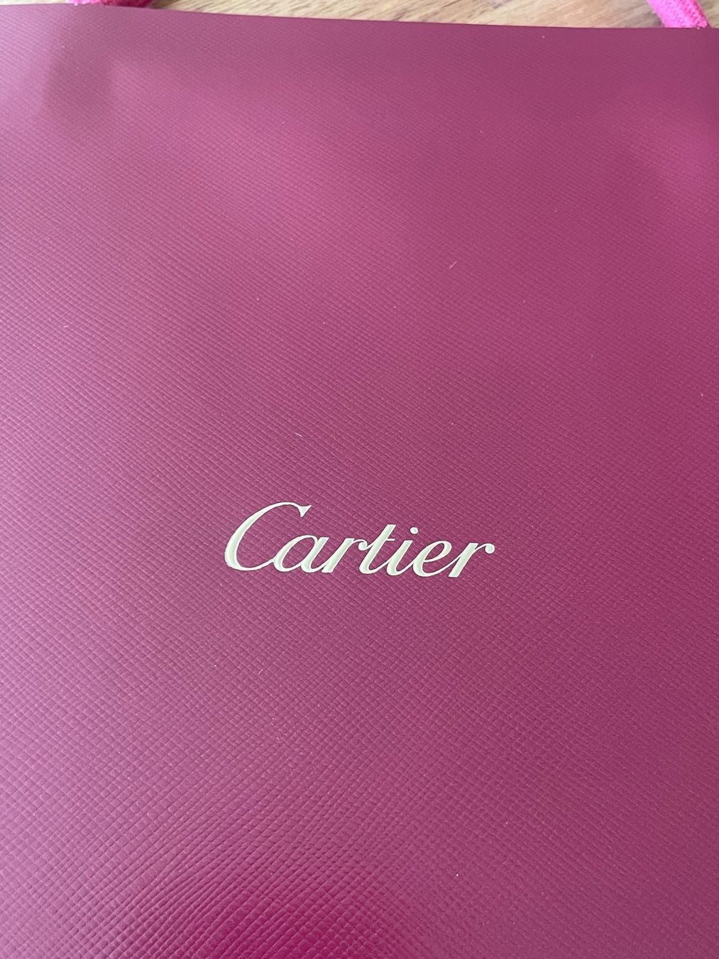 Cartier Borse: Cartier, Tragtasche Papier, bordeaux – Nuovo (secondo la descrizione) da Lachen SZ venduto da schoenundgut 1