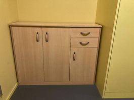 Kommode oder Schuhschrank mit Türen und Schubladen