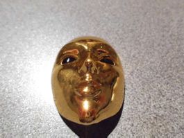 Maske goldfarbig
