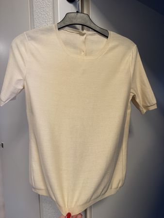 T-Shirt in Creme mit speziellem Rückendesign