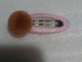 HAARKLIPS;MIT EINE KÜGEL UND STOFF
