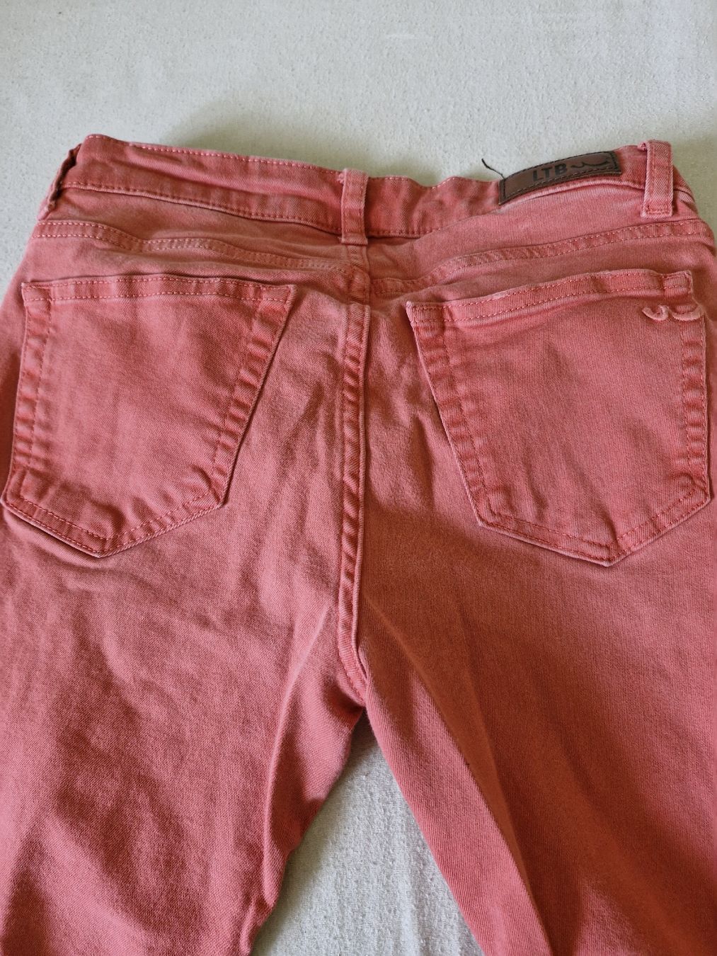 Jeans: jeans taille basse rouge taille 27 – Nuovo (secondo la descrizione) da Cudrefin venduto da Jnini12 3