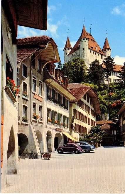 Cartoline postali: THUN Rathausplatz mit Schloss - Auto, VW-Käfer – Nuovo (secondo la descrizione) da Jona venduto da philajona