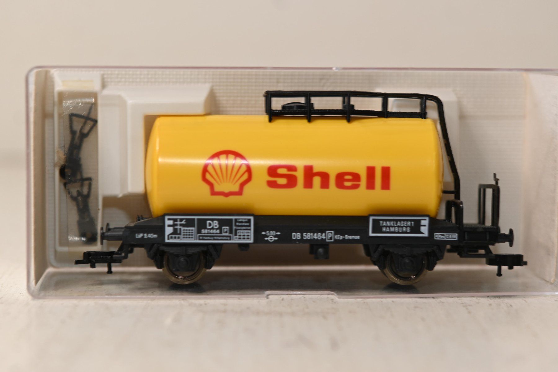 Fleischmann Modelleisenbahnen: Kesselwagen Shell Fleischmann HO/DC mit OVP – Gebraucht aus Laupen ZH von Zmoewe