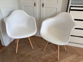 2 Stühle, weiss, mit Holzfüssen, Skandinavisch Design