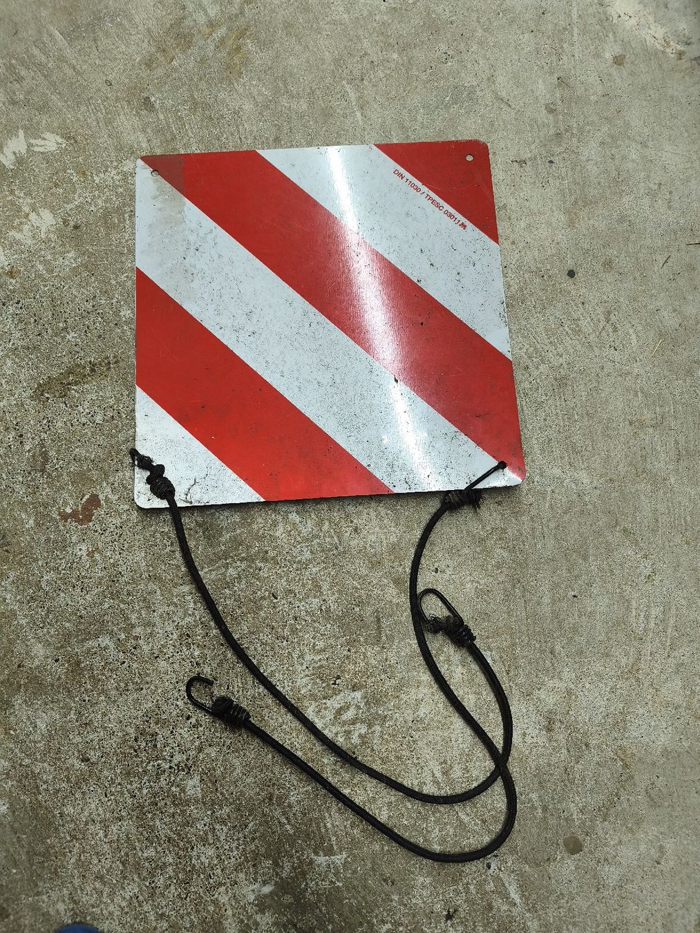 Insegne: Warnschild Schrankenbake Aluminium rot/weiss – Usato da Glashütten venduto da Brockenhaus85