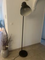 Stehlampe Hektar von Ikea, dunkelgrau