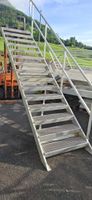 Treppe aus Alu mit Geländer und Podest