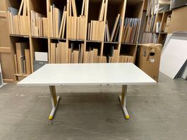 Table de bureau blanc, piètement jaune, en état d'usage