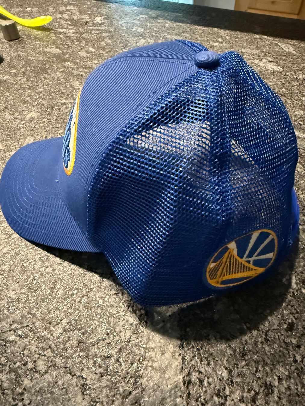 Adidas Copricapi, berretti & cappellini: NBA Golden State Warriors Trucker Cap – Usato da Wattwil venduto da Roecknroell 1