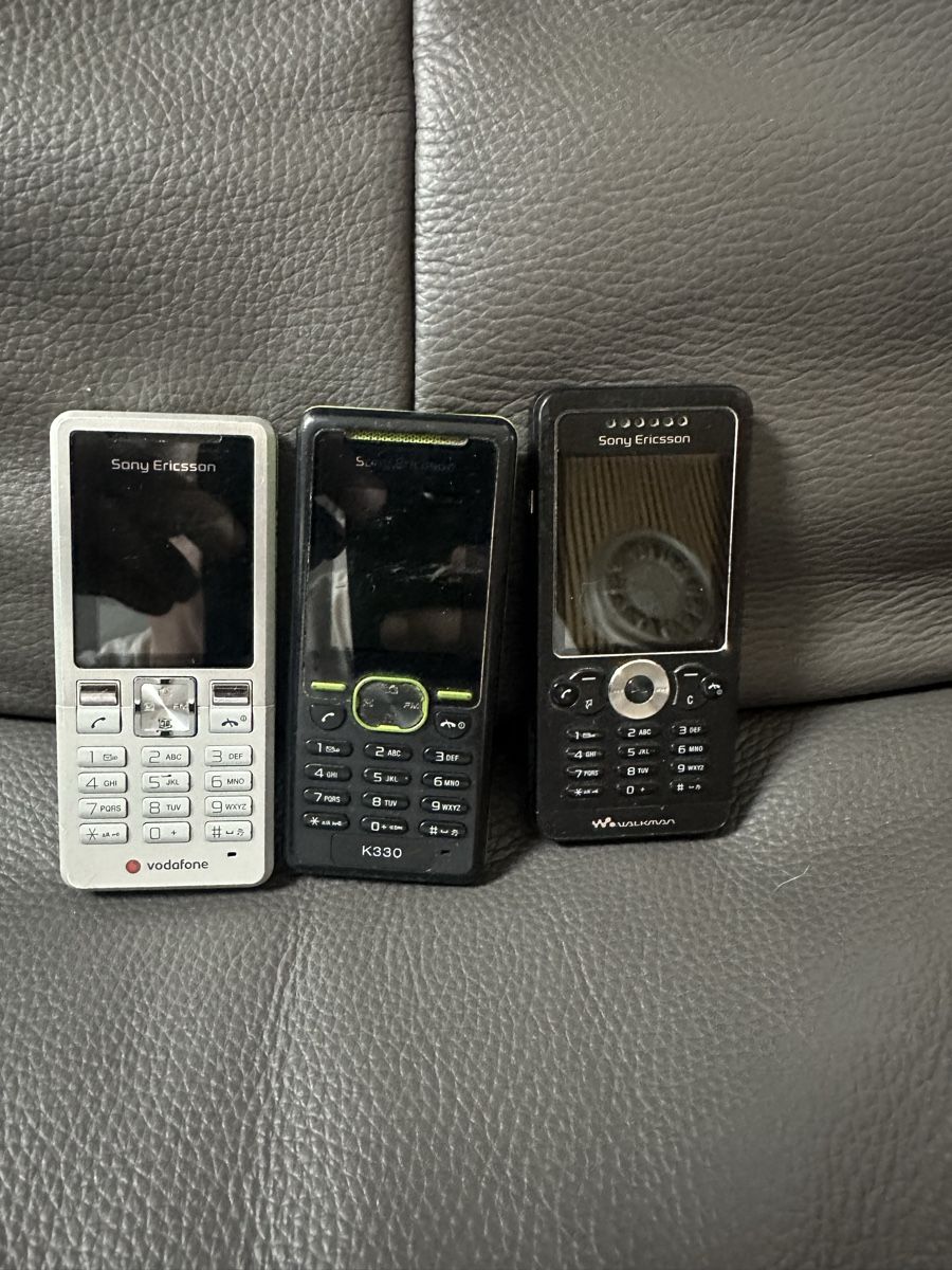 Ericsson Telefoni cellulari / Smartphones: Sony Ericsson Handy Konvolut 3x – Difettoso da Heerbrugg venduto da Amazon38