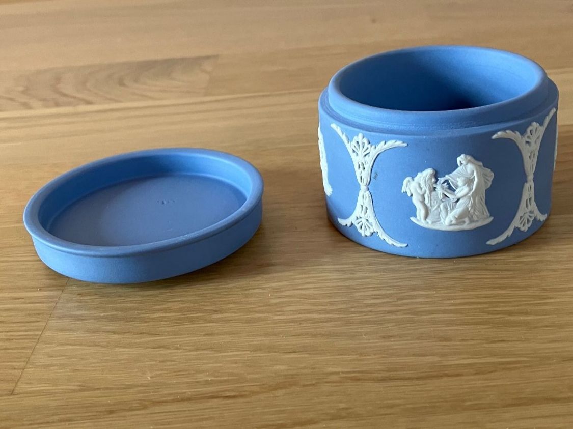 Tutte le decorazioni: Schmuckdose aus blauer Jasperware von Wedgwood – Usato da Bern venduto da schoenisache 2