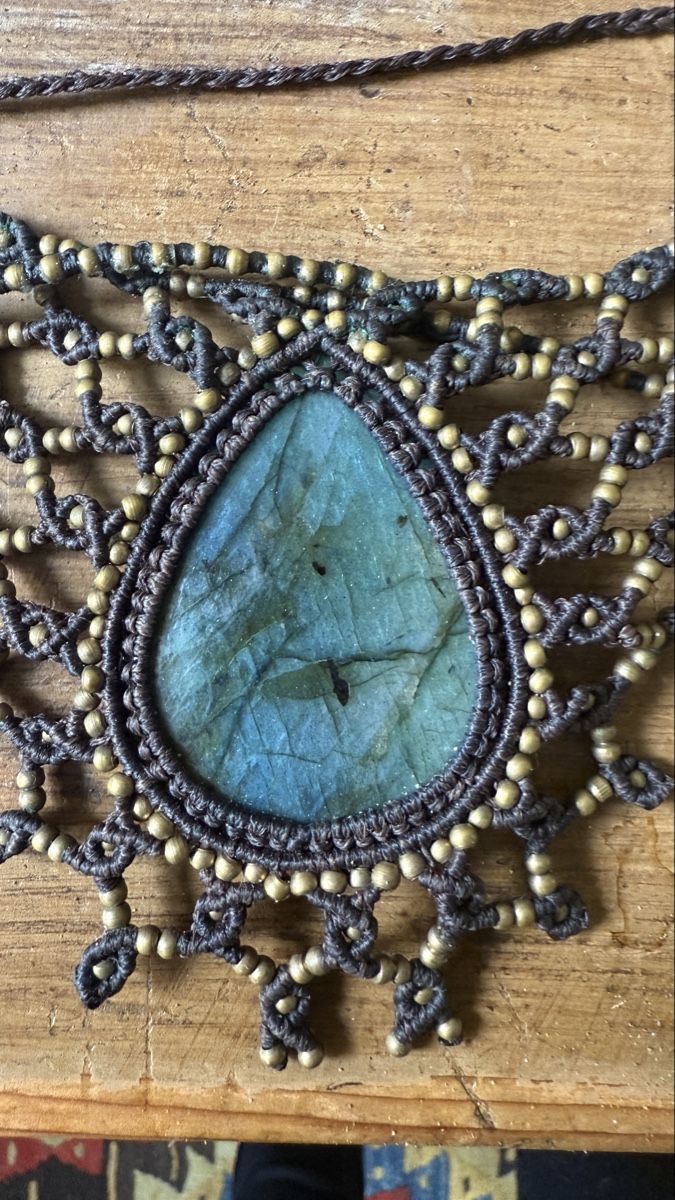 Catenine: Handgemachtes Makrame Labradorit Halsband – Usato da Zürich venduto da NorinaAurora