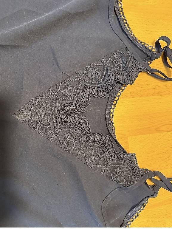 Top: Dunkelblaues Spitzentop – Usato da Alchenflüh venduto da selina077 1
