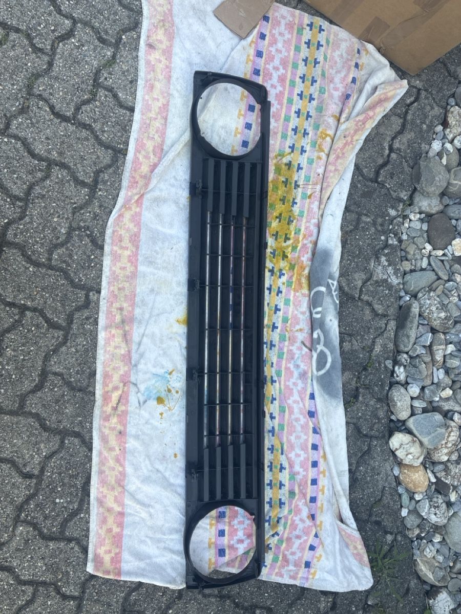 VW Tutti pezzi di ricambio auto: VW Golf 2 Kühlergrill ohne Emblem Tuning – Usato da Felsberg venduto da schwarzin 4