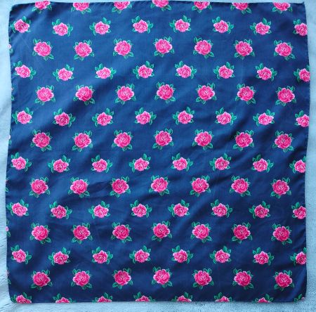 Seidentuch mit Rosenmuster 67x 67cm, fairer Versand