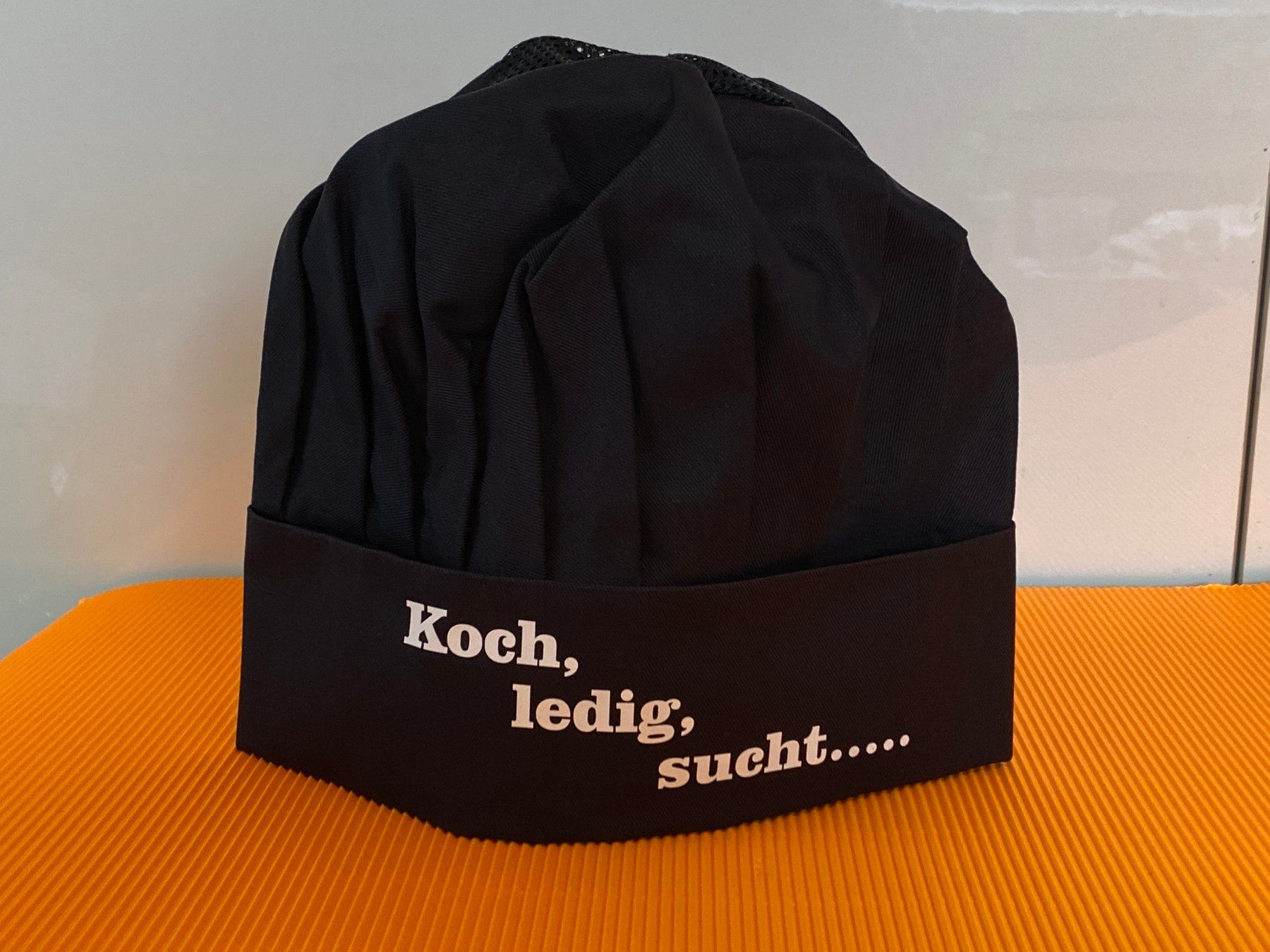 Copricapi, berretti & cappellini: Profi-Kochmütze "Koch...ledig...sucht..." – Nuovo (secondo la descrizione) da Egg SZ venduto da irbaku