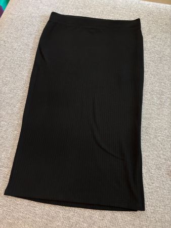 Schwarzer Rippstrick Schlauch- Rock von ONLY Gr. L