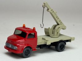Mercedes Kranwagen rot
