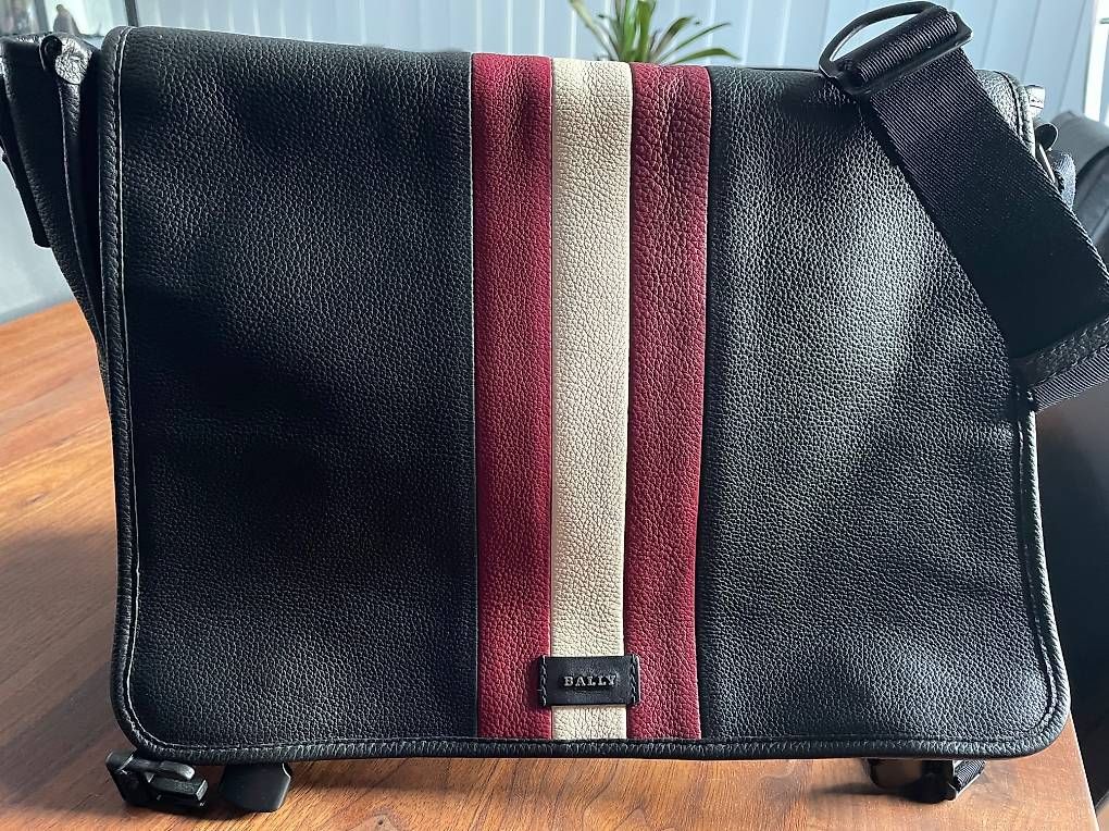 Sacs: Original Bally Crossbody / Laptop Bag – D'occasion à Witterswil par ArtizanAudio