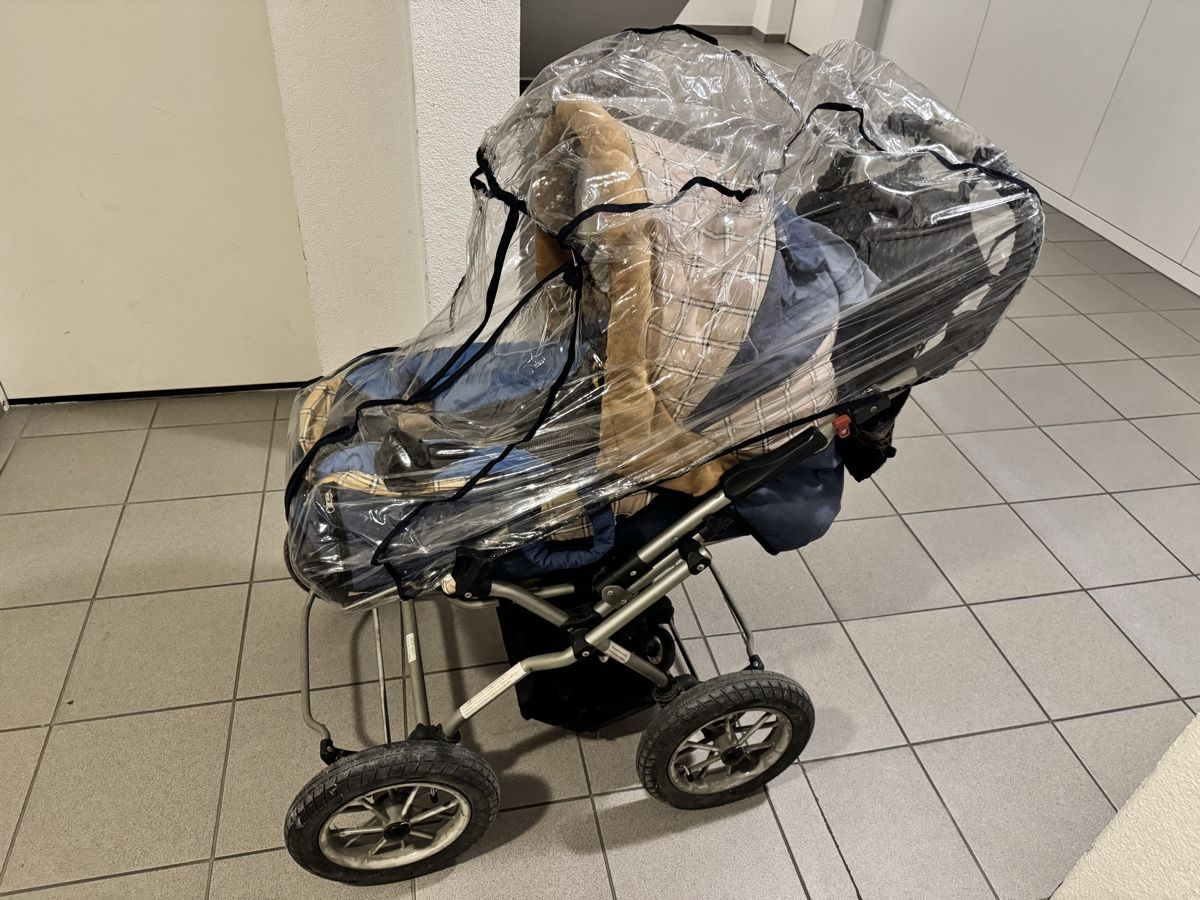 Carrozzine: Robuster Kombi-Kinderwagen mit Zubehör – Usato da Volketswil venduto da Fotohobby99 3