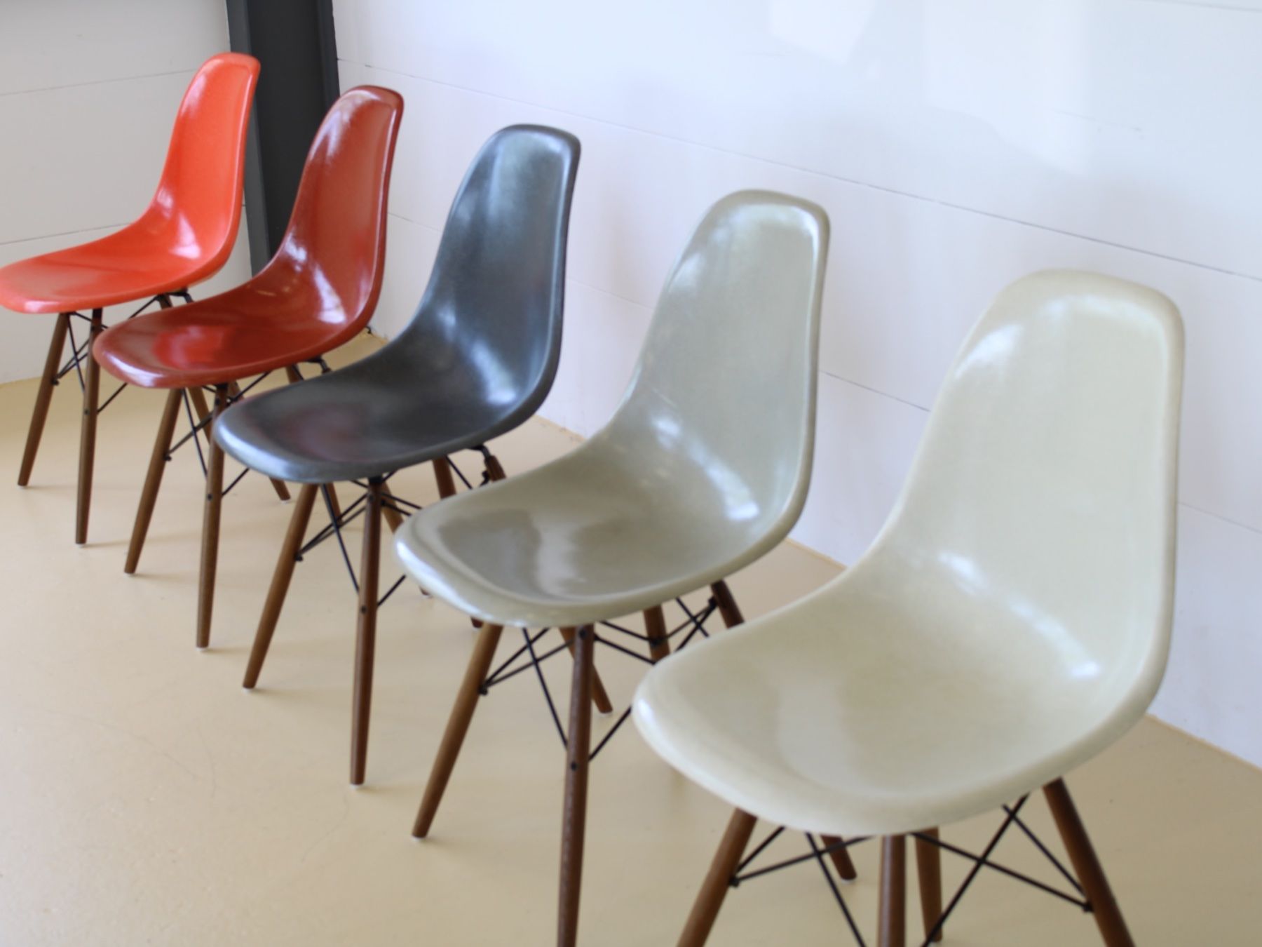 Herman Miller Sedie: Eames Fiberglas Stühle, Hermann Miller – Usato da Meinisberg venduto da atelier_TILIJA 9