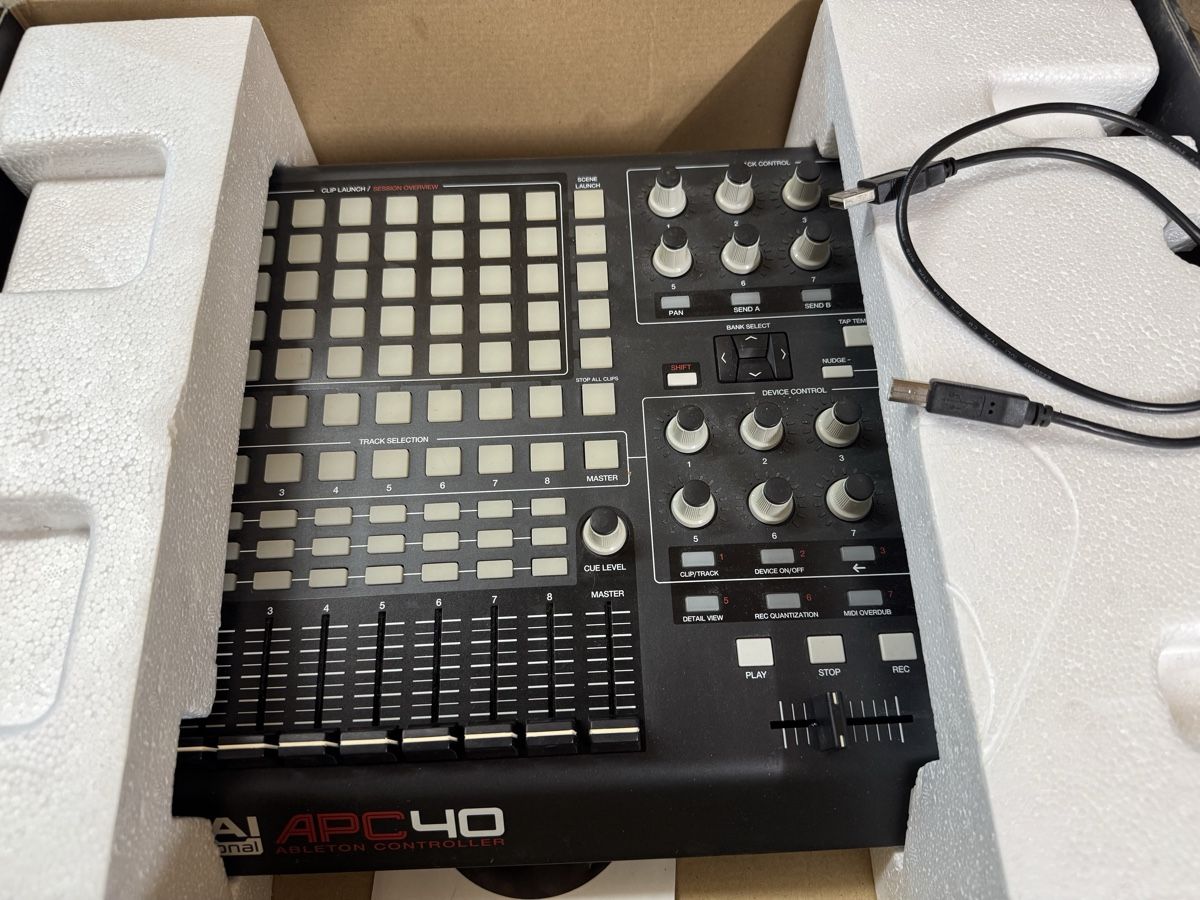 Akai Platines de mixage: Akai APC40 Ableton Performance Controller – D'occasion à Samstagern par rrdl69 1