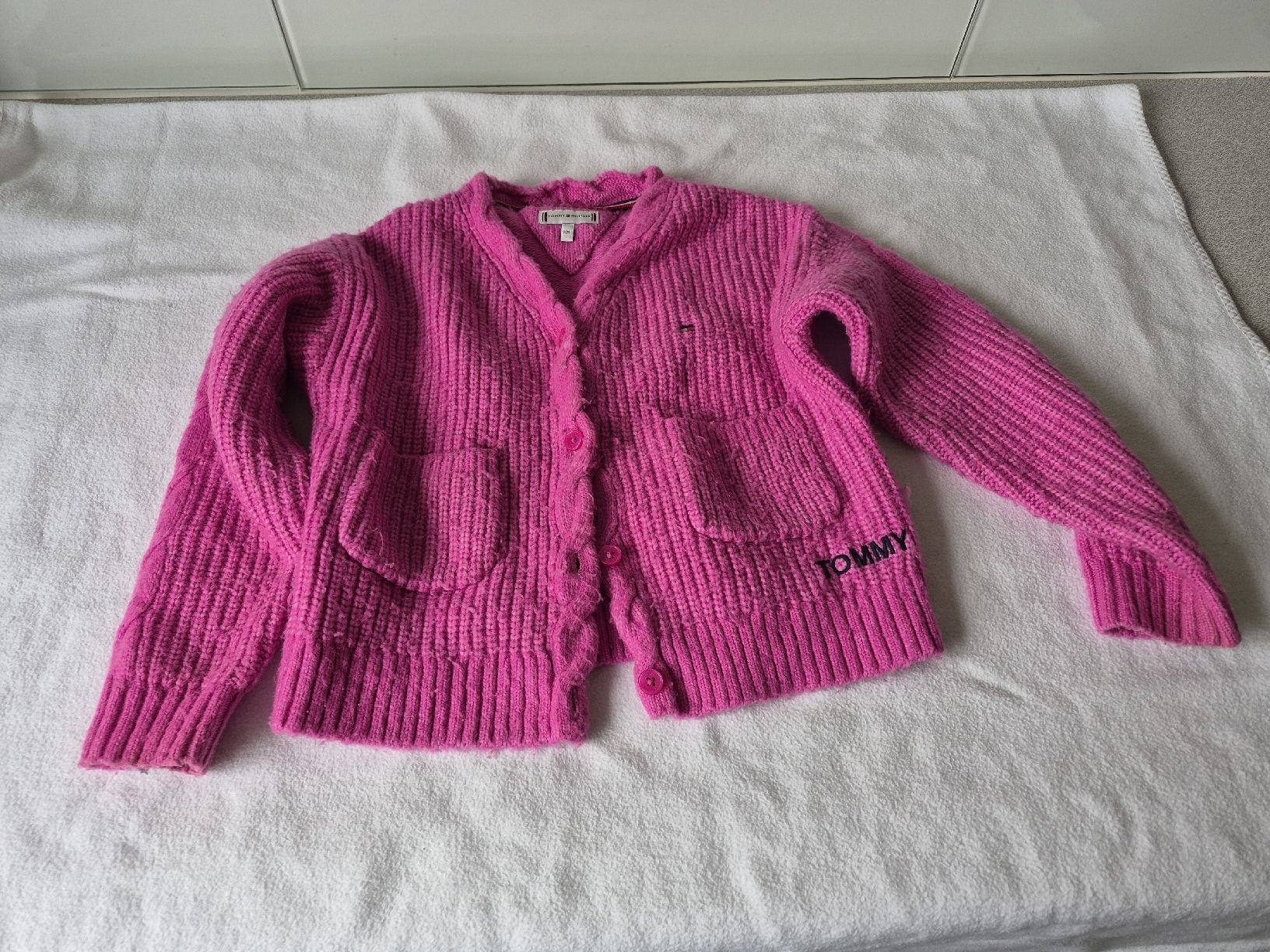 Tommy Hilfiger Giacche & Cappotti: Tommy Hilfiger Strickjacke, Grösse 104 Pink – Usato da Hinterkappelen venduto da Anbal