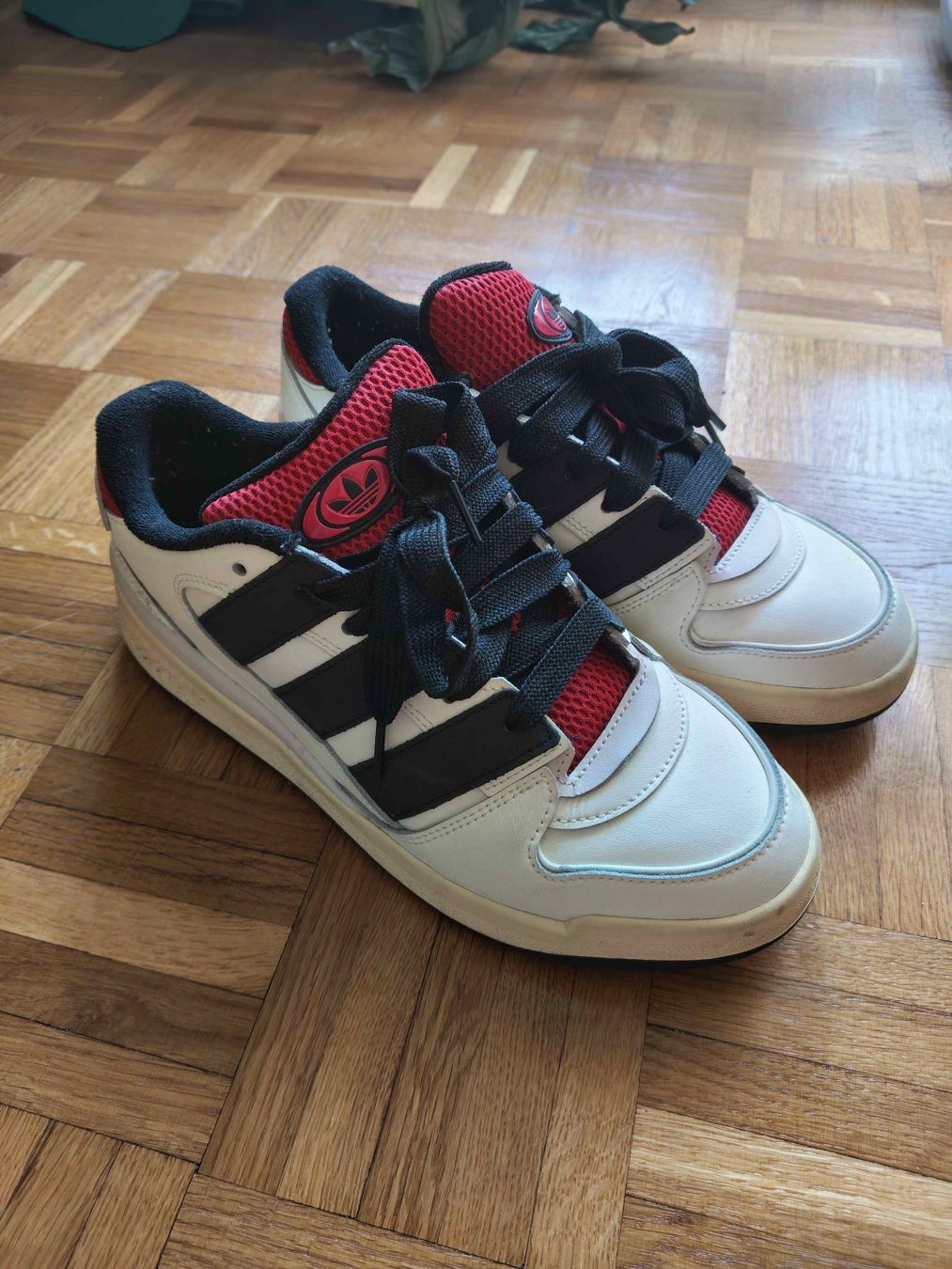 Adidas Herrenschuhe: Chaussures Adidas taille 42.5 – Gebraucht aus Lausanne von Marsaline