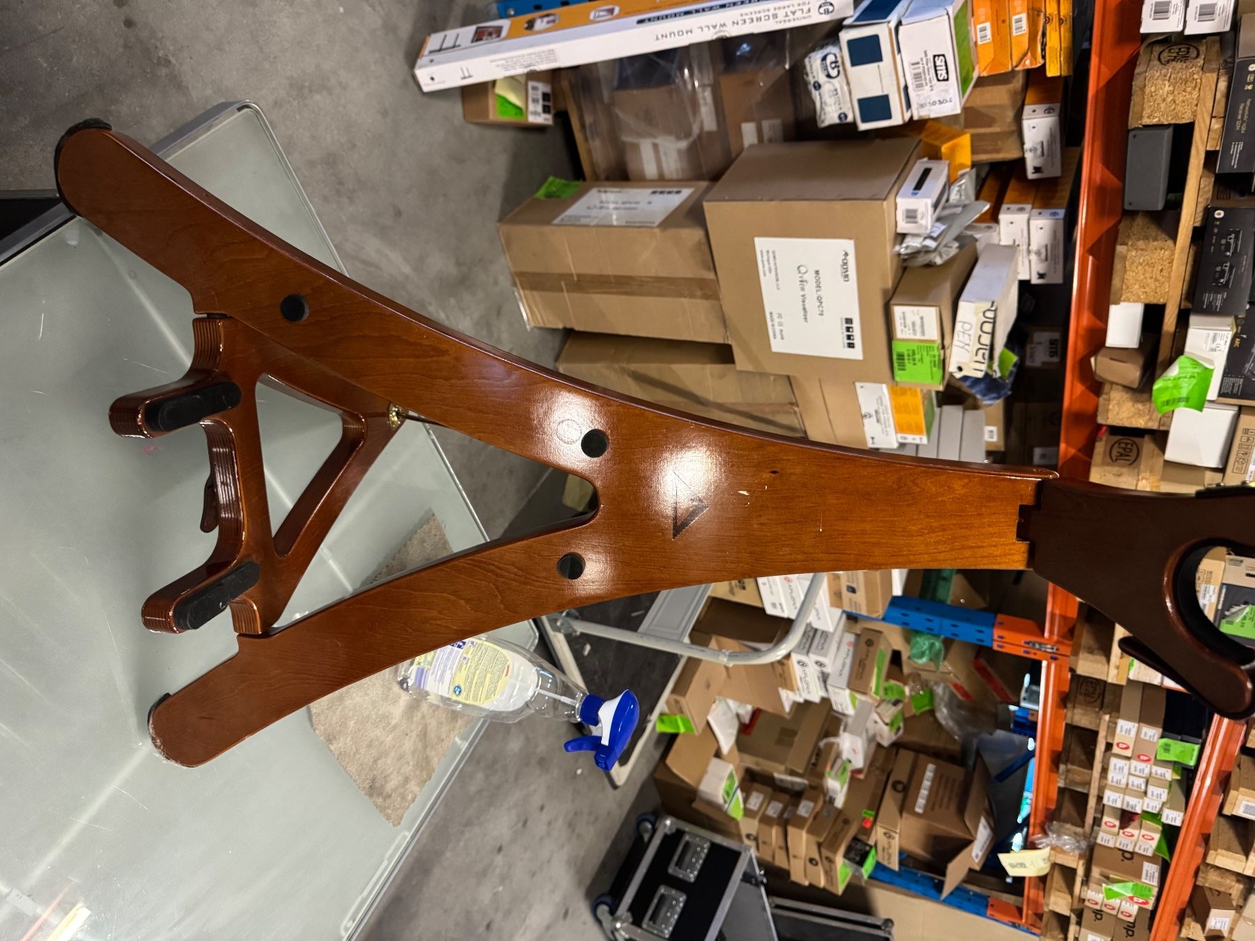 Supporti per strumenti musicali & leggii: Edler Holz Gitarrenständer Massiv – Usato da Eiken venduto da Skylight 2