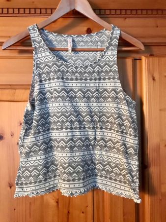 TOP / SHIRT WEISS/GRAU GEMUSTERT / GRÖSSE XS