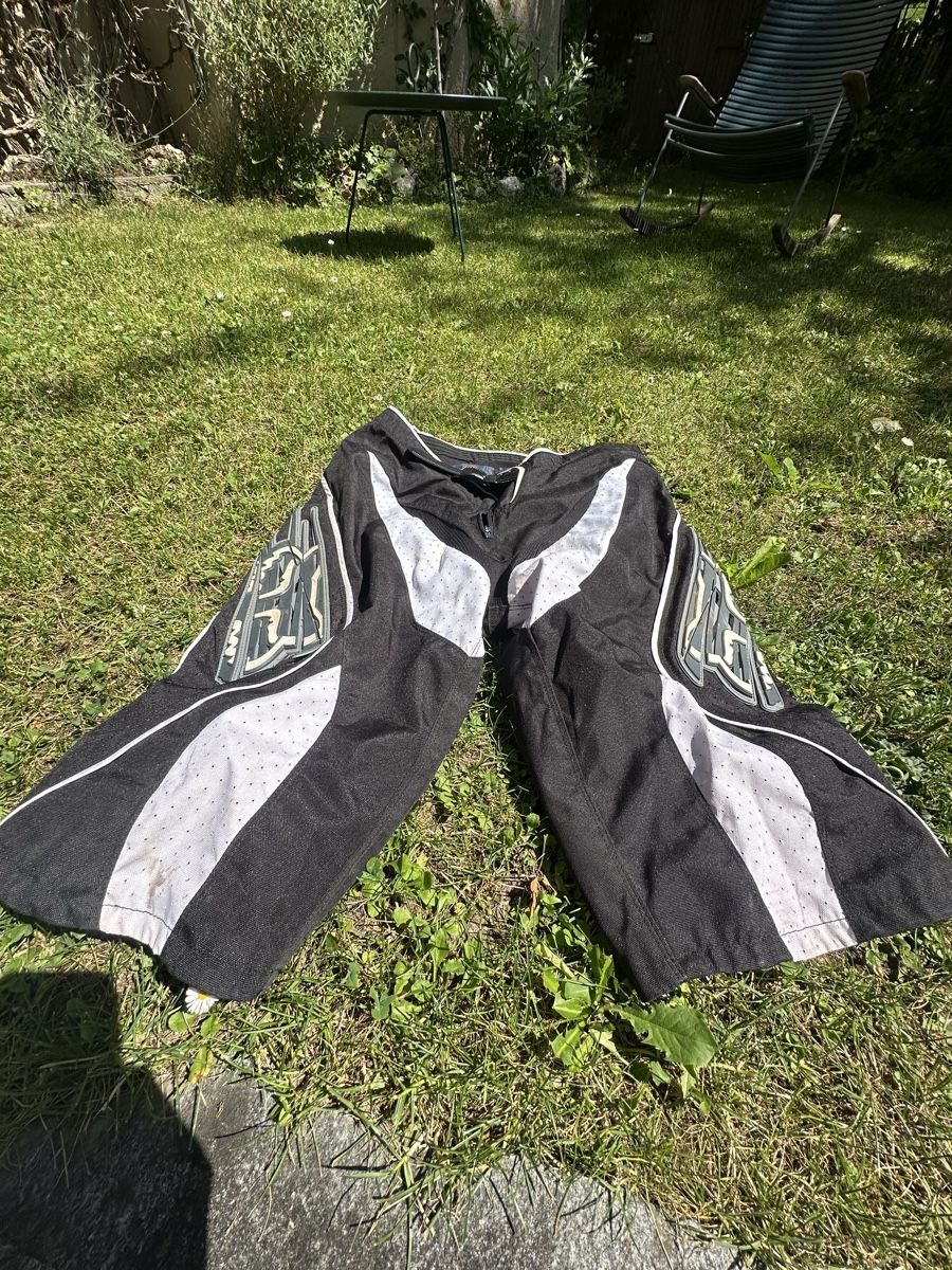 Fox Pantaloni: Fox Protektion Shorts Grösse 32 gebraucht – Usato da Biel/Bienne venduto da Noah187 2