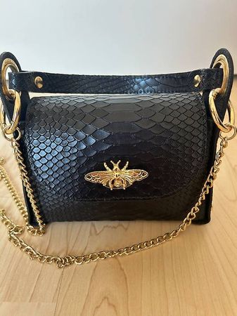 Schwarze Lederhandtasche mit Goldkette, neuwertig