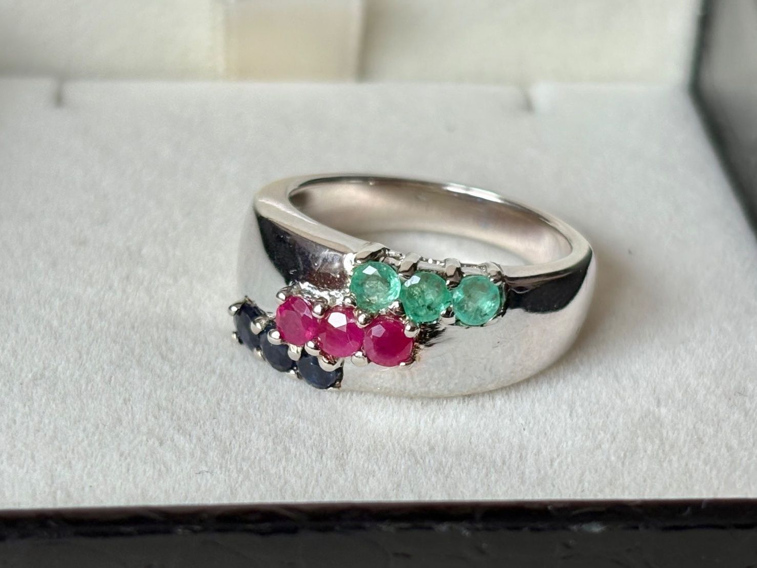 Anelli: Ring Trilogie Rubin, Smaragd, Saphir, S925, Gr. 57, NEU – Nuovo (secondo la descrizione) da Brugg AG venduto da lau_9rvy 2