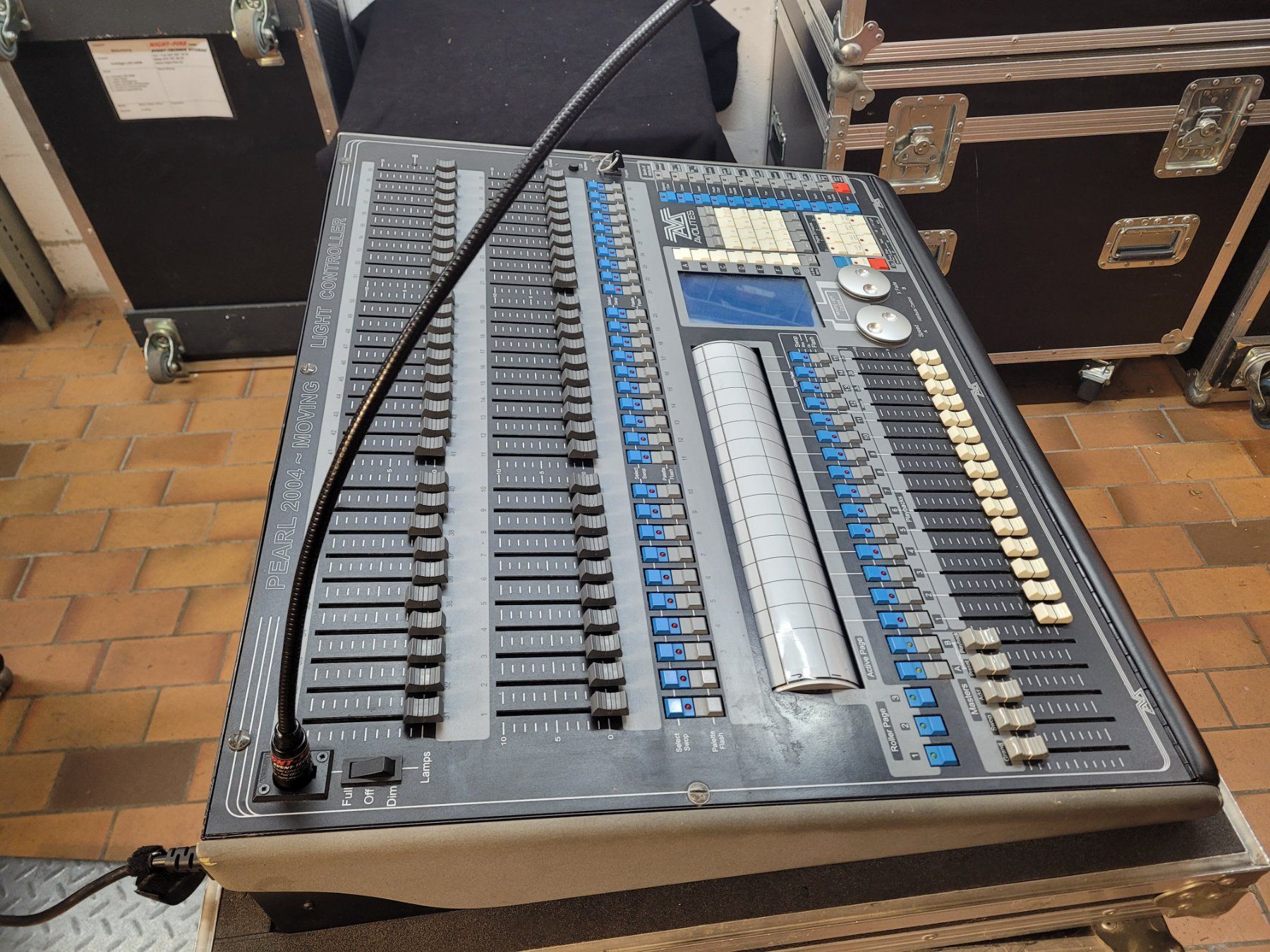Mischpulte: Avolites Pearl 2004 Licht Mischpult inklusive Case – Gebraucht aus Vitznau von Night-Fire 1