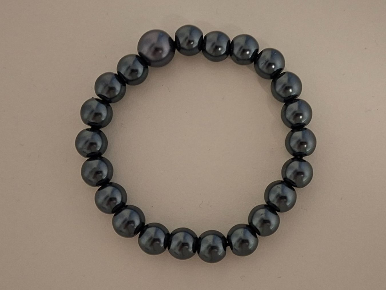Bracelets: Perlenarmband dunkelgrau , elastisch aus Glaswachsperlen – D'occasion à Gattikon par jeansgli