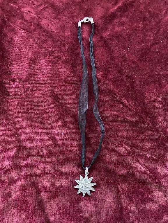 Catenine: Schwarze Kette mit silbernem Anhänger – Usato da Bellach venduto da lia_26tj 2