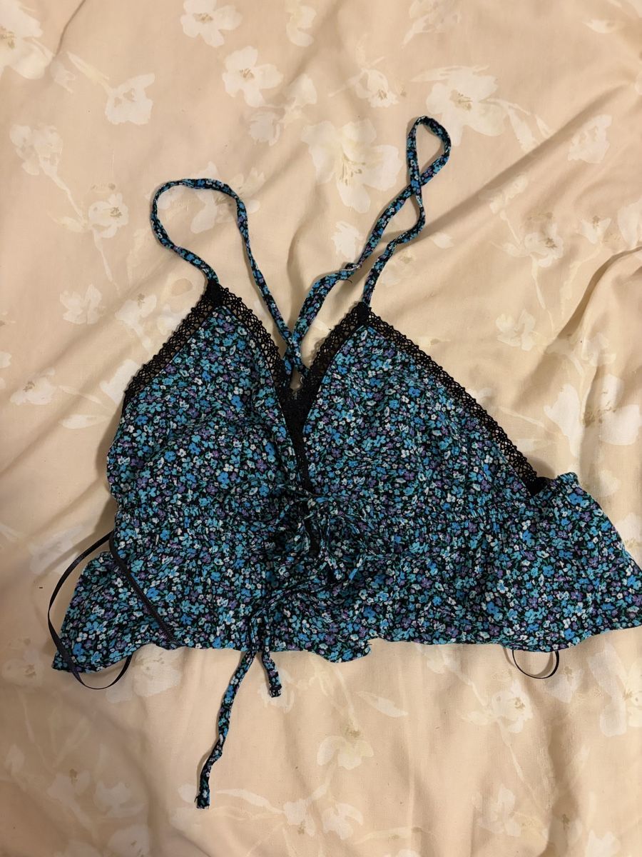 Bershka Top: Bershka floral top  – Nuovo (secondo la descrizione) da Chambésy venduto da tiffwears7