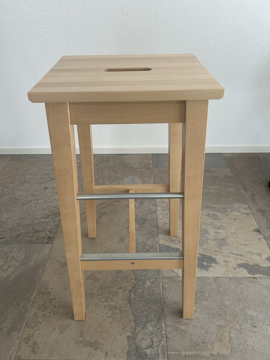 Tables: Hochtisch mit zwei Hockern – D'occasion à Zollikofen par pas_7fhq 3