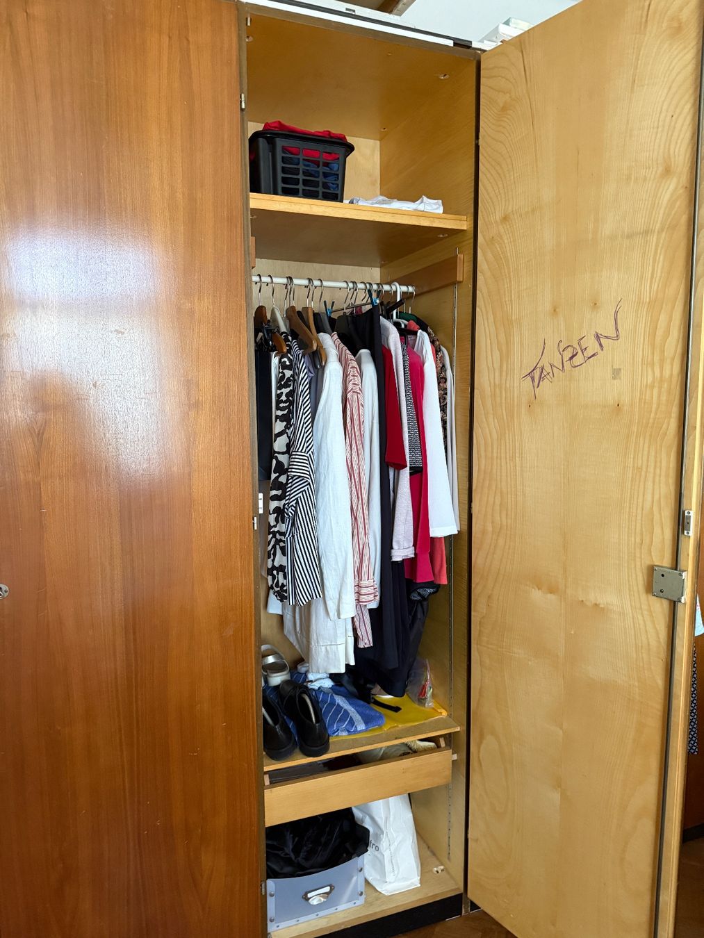 Schränke: Geräumiger Kleiderschrank – Gebraucht aus Baden von mka_dv89 1
