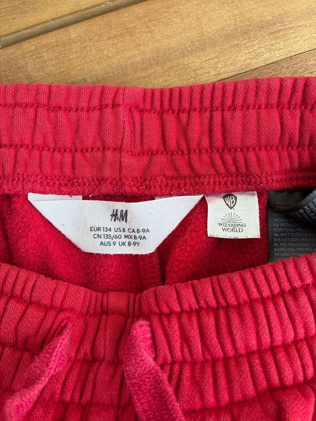 H&M Pantaloni: Trainerhose rot, Hogwarts, Gr 134 – Usato da Guntershausen venduto da Gloominati 2