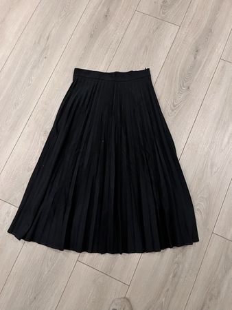 Zara women’s pleated skirt
