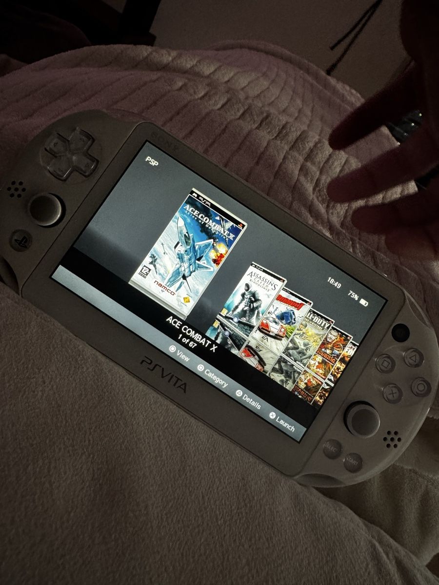 Sony Consoles: Sony PS Vita – D'occasion à Riken AG par Herakles.18 8
