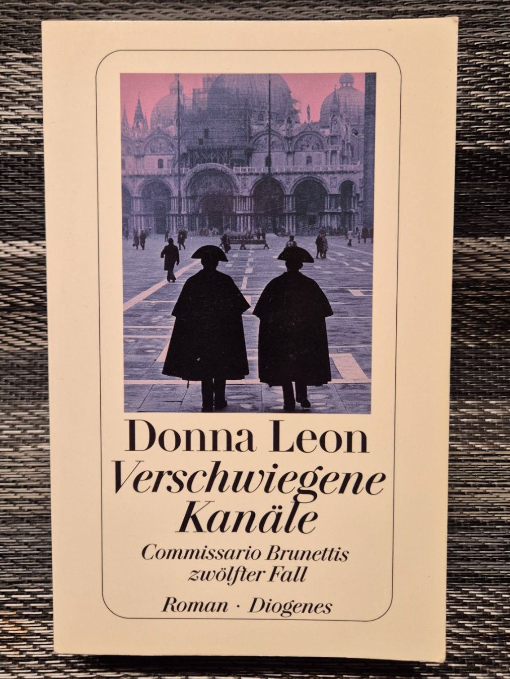 Bücher: Donna Leon: "Verschwiegene Kanäle" – Gebraucht aus Rüttenen von Mushorn