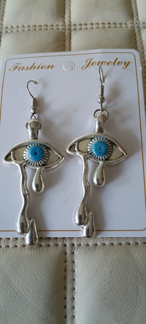 Orecchini pendenti & Orecchini a lobo: Eye-Catching Dangle Earrings: Silver Tone & Turquoise Accent – Nuovo e nell'imballaggio originale da Zürich venduto da cat_9cvz